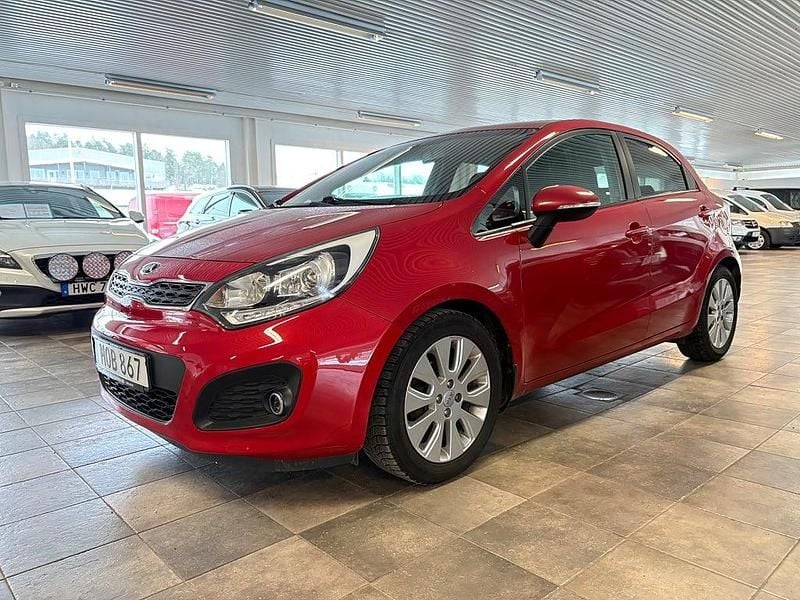 Begagnad Kia Rio 84 HK (61 kW) 2014 Röd metallic Halvkombi