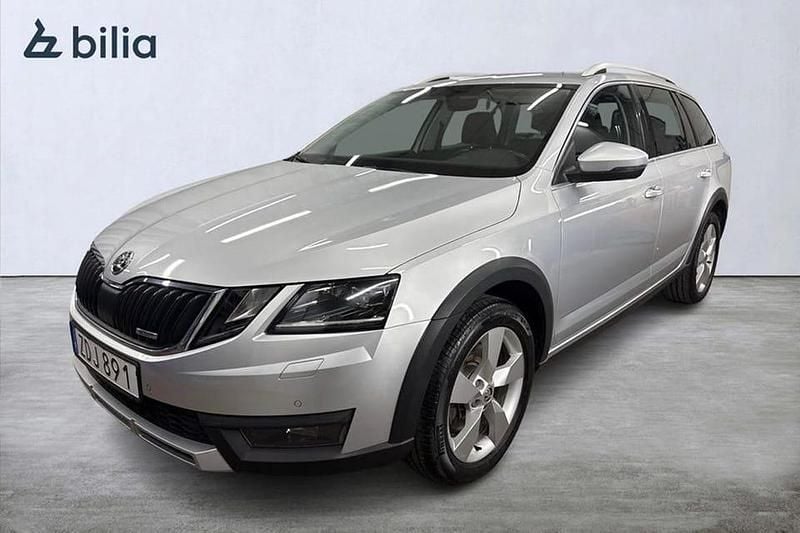 Silver Begagnad 2017 Skoda Octavia Scout Kombi | 238 500 kr (Marknadspris) - Bild 1/4
