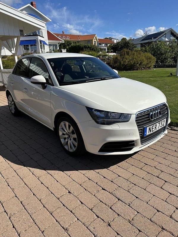 Vit Begagnad 2013 Audi A1 Sportback Halvkombi | 79 000 kr (Marknadspris) - Bild 1/4