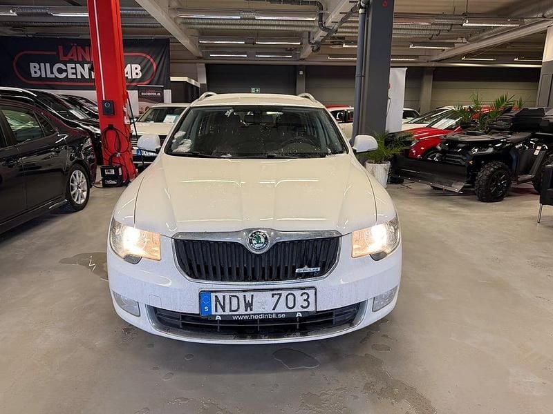 Begagnad Skoda Superb Ambition 105 HK (77 kW) 2012 Vit Kombi