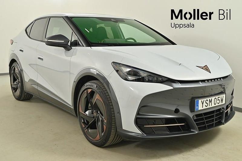 White silver metallic Begagnad 2024 Cupra Tavascan VZ3 SUV | 578 900 kr - Bild 1/4