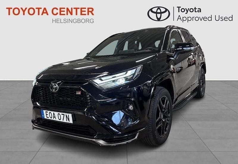 Svart Begagnad 2025 Toyota RAV4 Sport SUV | 609 900 kr (Lite dyr) - Bild 1/4
