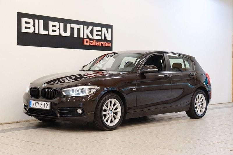 Brun Begagnad 2015 BMW 118 Sport Line Halvkombi | 129 500 kr (Marknadspris) - Bild 1/4