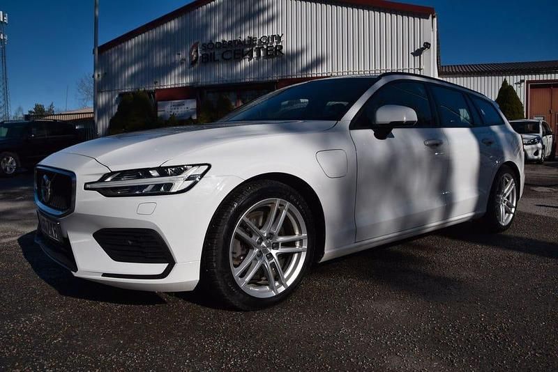 Vit met Begagnad 2020 Volvo V60 Momentum Kombi | 247 990 kr (Marknadspris) - Bild 1/4