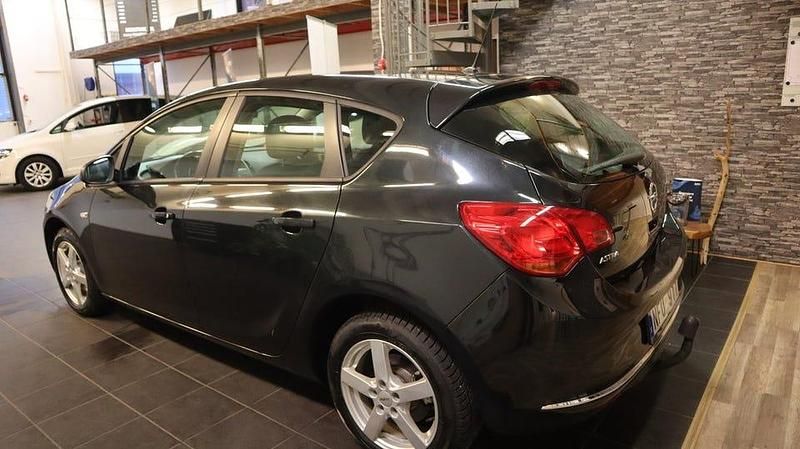 Begagnad Opel Astra Enjoy 116 HK (85 kW) 2012 Svart Halvkombi