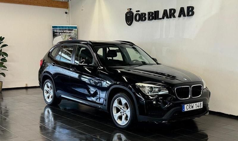 Svart Begagnad 2015 BMW X1 Sport Line SUV | 127 900 kr (Marknadspris) - Bild 1/4
