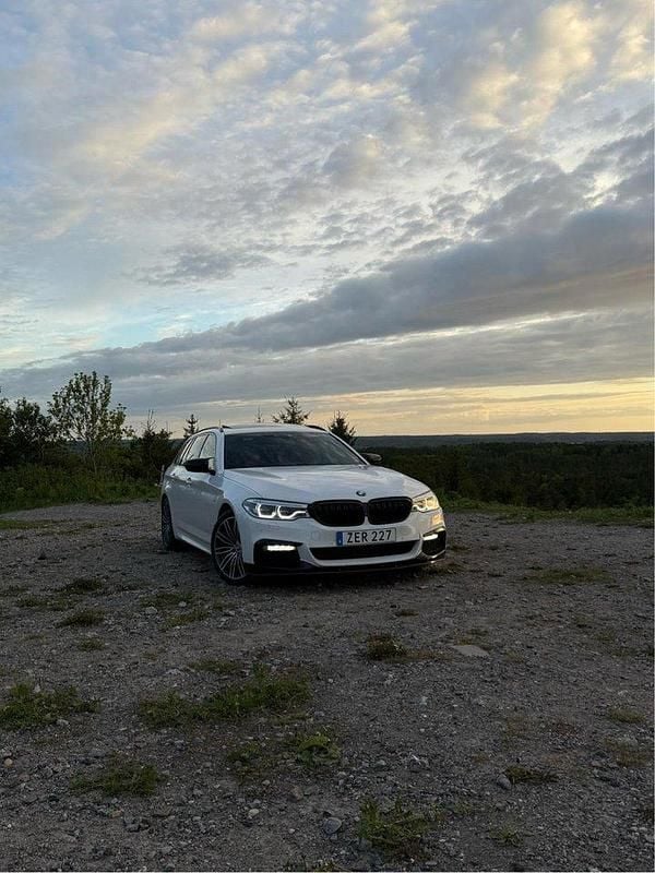 Vit Begagnad 2018 BMW 530 M Sport Kombi | 320 000 kr (Lite dyr) - Bild 1/4