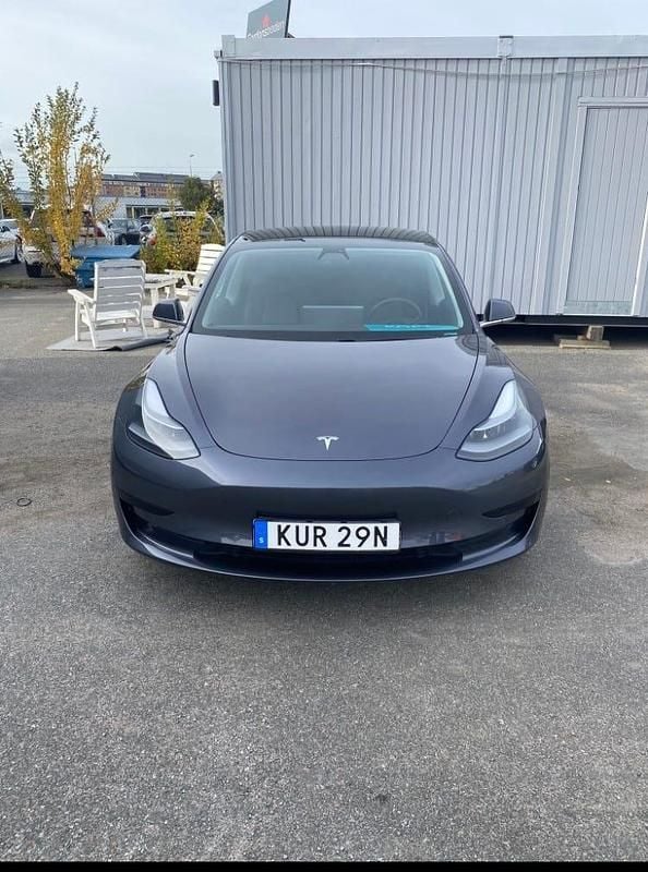Metallic Begagnad 2020 Tesla Model 3 Standard Range Plus Sedan | 249 000 kr (Dyr) - Bild 1/4