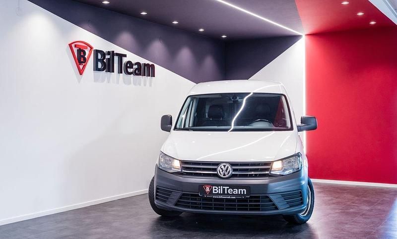 Vit Begagnad 2017 VW Caddy Minibuss | 99 900 kr (Marknadspris) - Bild 1/4