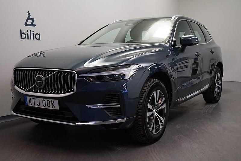 Mörkblå Begagnad 2022 Volvo XC60 Core SUV | 469 500 kr (Marknadspris) - Bild 1/3
