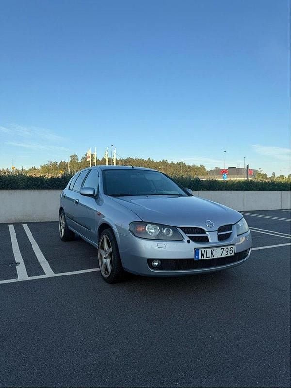 Blå Begagnad 2004 Nissan Almera Halvkombi | 25 000 kr (Marknadspris) - Bild 1/4