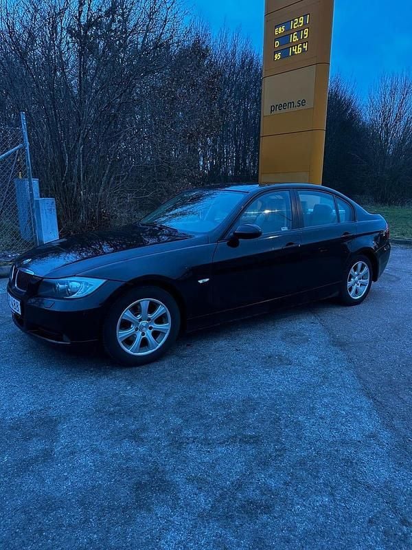 Begagnad 2007 BMW 320 Sedan | 74 000 kr (Marknadspris) - Bild 1/4