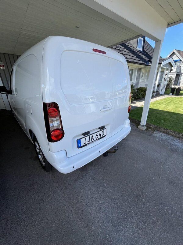 Vit Begagnad 2014 Peugeot Partner Minibuss | 63 000 kr (Marknadspris) - Bild 1/4