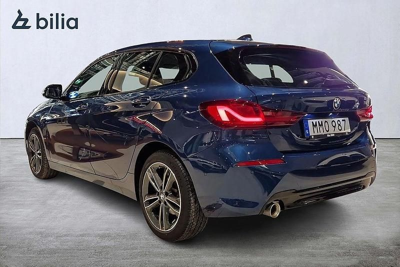 Begagnad BMW 118 Sport Line 136 HK (100 kW) 2023 Blå Halvkombi