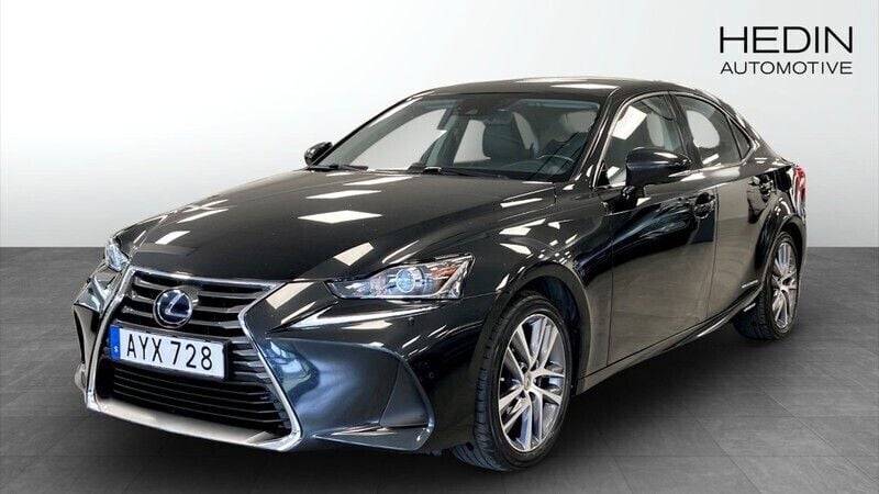 Svart (black) Begagnad 2018 Lexus IS300h Executive Line Sedan | 219 800 kr (Marknadspris) - Bild 1/4