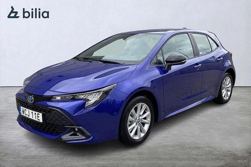 Grå Ny 2025 Toyota Corolla Hybrid Active Halvkombi | 347 500 kr (Marknadspris) - Bild 1/3