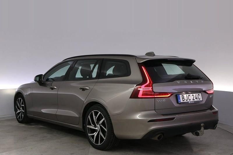 Begagnad Volvo V60 Momentum 392 HK (288 kW) 2020 Grå Kombi