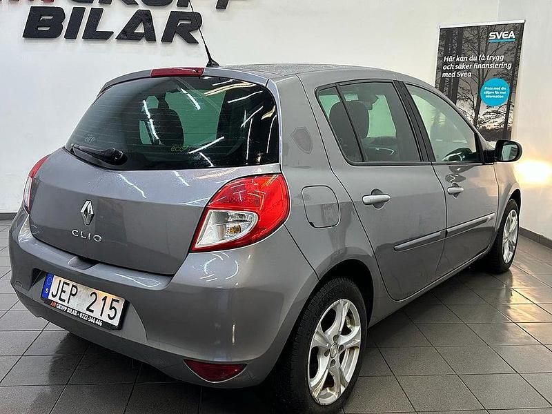 Begagnad Renault Clio II 2011 Grå Halvkombi
