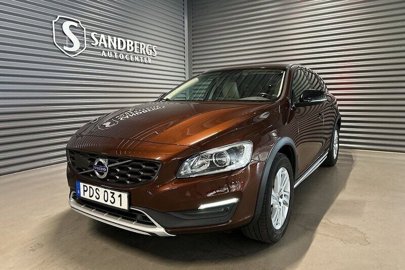 Brun Begagnad 2016 Volvo V60 CC Momentum Kombi | 168 500 kr (Superpris) - Bild 1/4