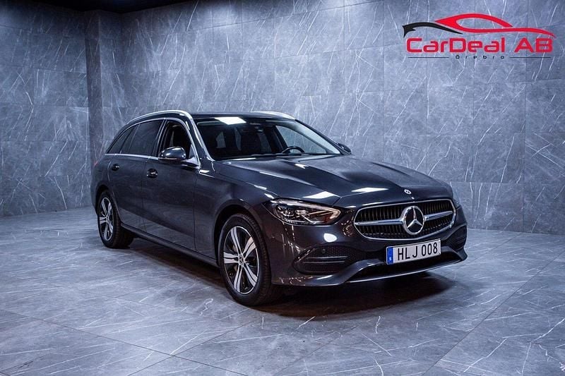 Grå Begagnad 2022 Mercedes C300e Avantgarde Kombi | 343 800 kr (Marknadspris) - Bild 1/4