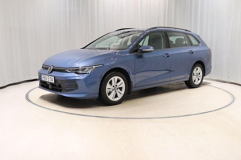 Blå (anemone blue metallic) Begagnad 2025 VW Golf VIII Life Kombi | 329 800 kr (Marknadspris) - Bild 1/4