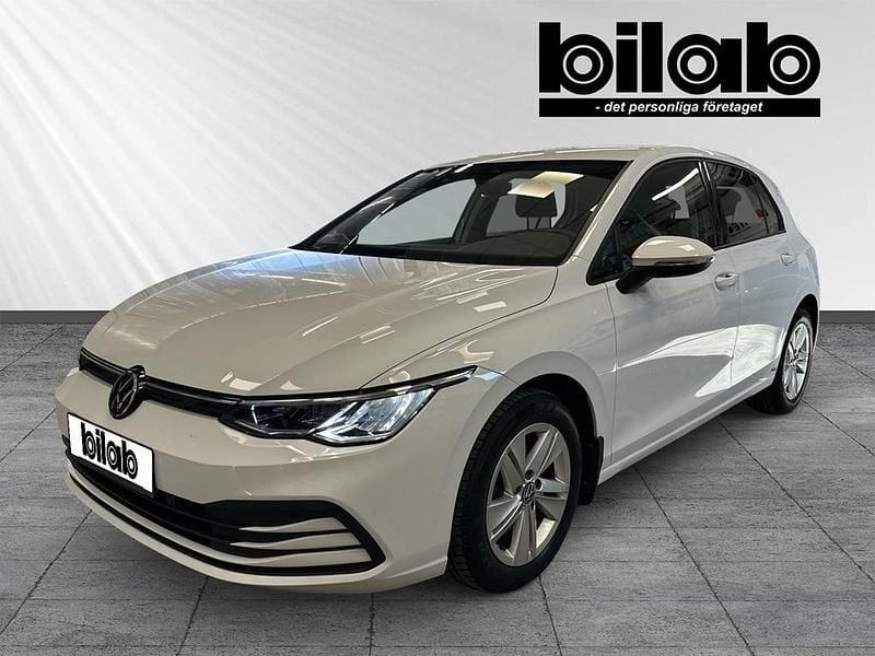 Vit Begagnad 2022 VW Golf VIII Life Halvkombi | 219 000 kr (Marknadspris) - Bild 1/4