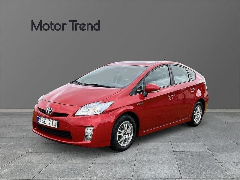 Mörkröd Begagnad 2010 Toyota Prius Business Edition Halvkombi | 90 900 kr (Marknadspris) - Bild 1/4