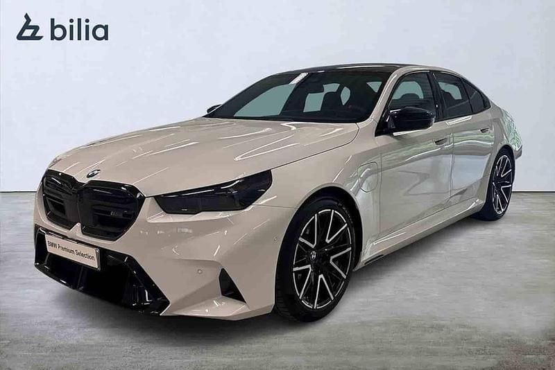 Vit Begagnad 2026 BMW M5 Sedan | 1 599 900 kr - Bild 1/1