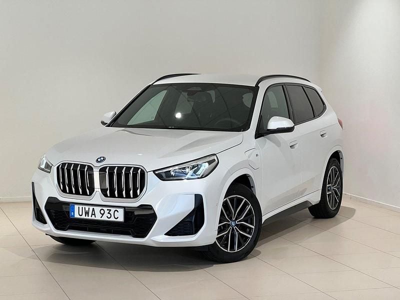 Vit Begagnad 2024 BMW X1 M Sport SUV | 519 000 kr (Marknadspris) - Bild 1/4