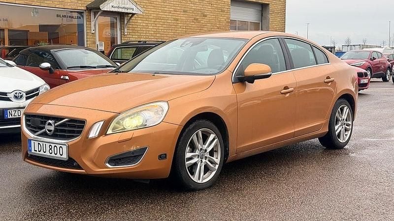 Brun Begagnad 2010 Volvo S60 Summum Sedan | 89 500 kr (Marknadspris) - Bild 1/4