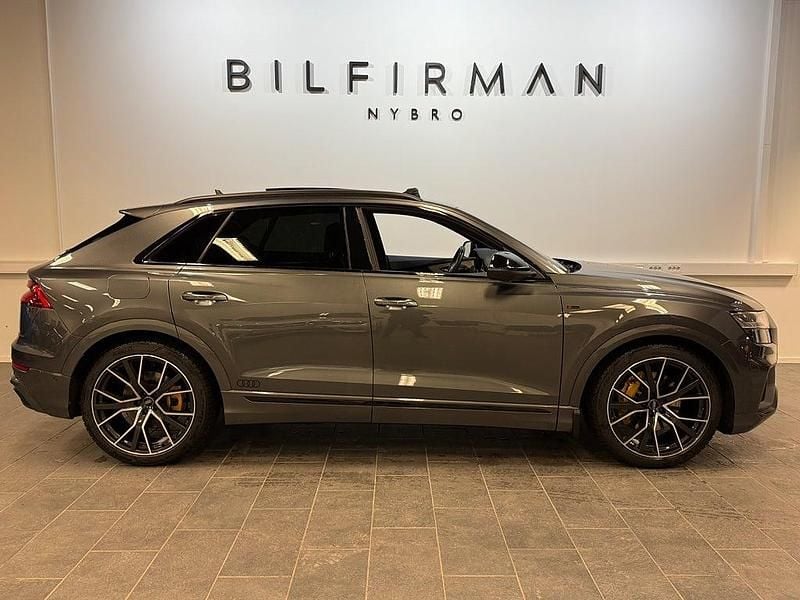 Grå Begagnad 2018 Audi Q8 S-Line SUV | 579 900 kr (Lite dyr) - Bild 1/4