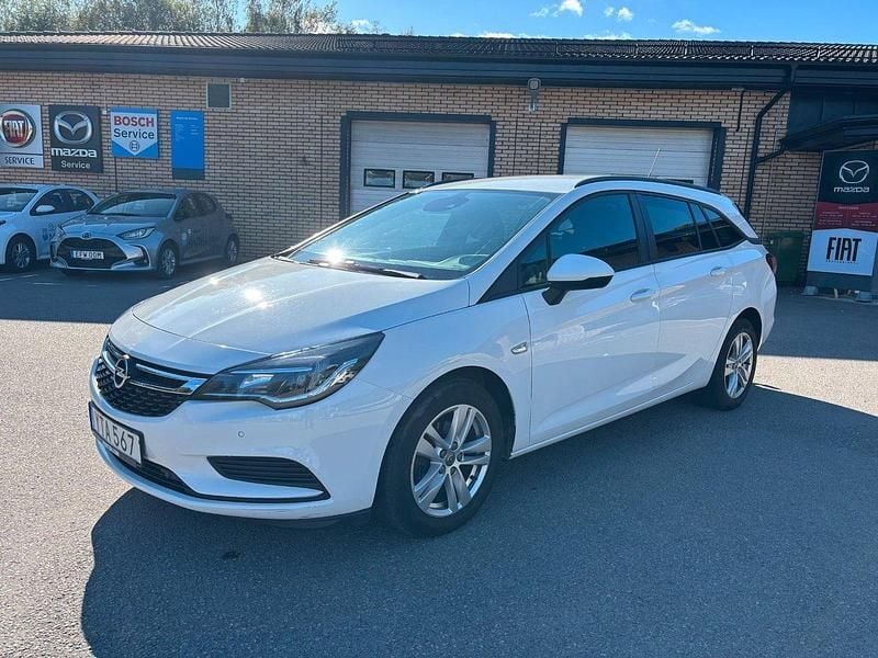 Summit white Begagnad 2018 Opel Astra Enjoy Kombi | 129 500 kr (Marknadspris) - Bild 1/4