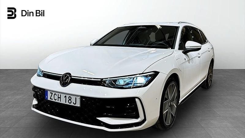 Pure white Begagnad 2025 VW Passat R-line Kombi | 499 900 kr (Bra pris) - Bild 1/4