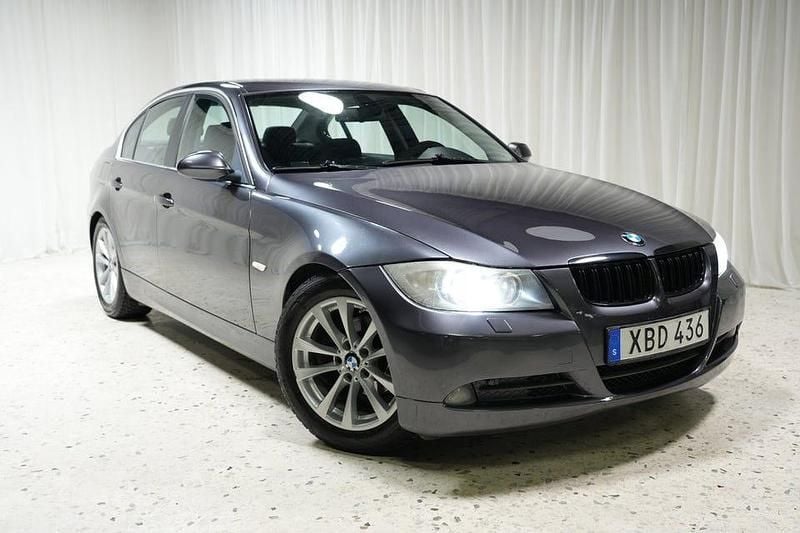 Grå Begagnad 2006 BMW 325 Advantage Sedan | 79 900 kr (Lite dyr) - Bild 1/4