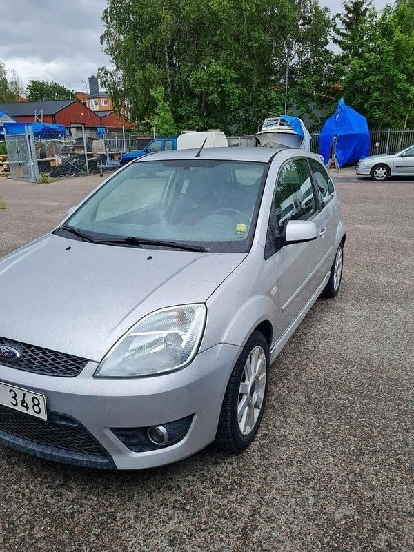Silver Begagnad 2005 Ford Fiesta ST Halvkombi | 35 000 kr (Marknadspris) - Bild 1/2