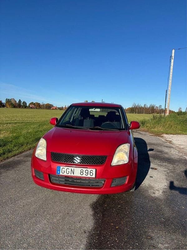 Röd Begagnad 2008 Suzuki Swift Halvkombi | 22 000 kr (Marknadspris) - Bild 1/4