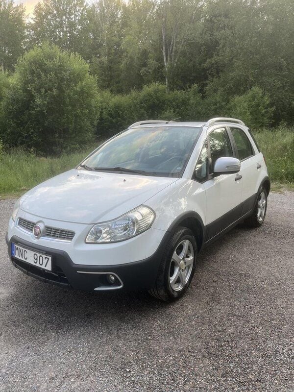 Vit Begagnad 2013 Fiat Sedici Dynamic SUV | 55 000 kr - Bild 1/4