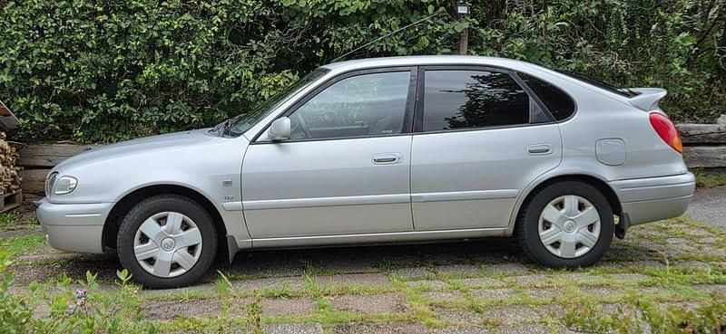 Grå Begagnad 2000 Toyota Corolla Halvkombi | 22 000 kr (Marknadspris) - Bild 1/4