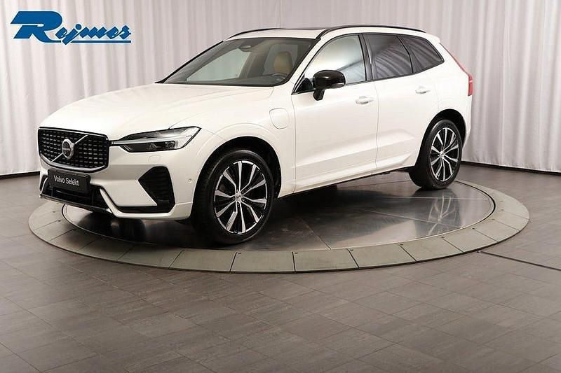 Vit Begagnad 2023 Volvo XC60 Plus SUV | 449 900 kr (Marknadspris) - Bild 1/4