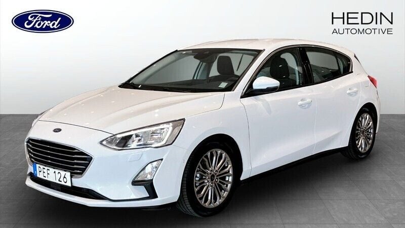 Vit (white) Begagnad 2018 Ford Focus Titanium Halvkombi | 159 900 kr (Marknadspris) - Bild 1/4