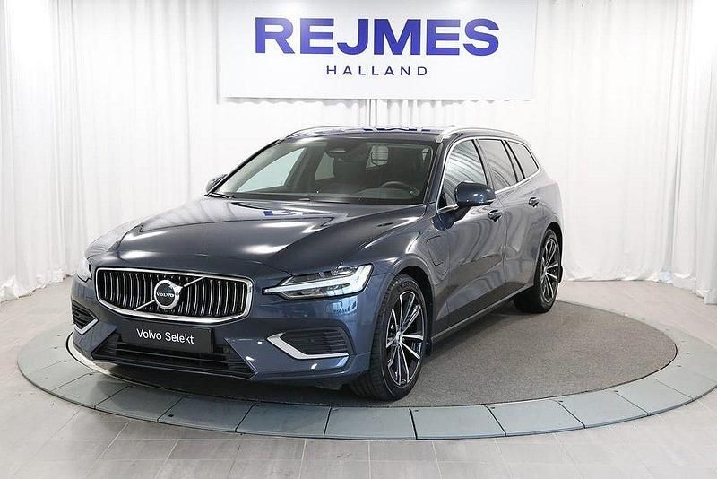 Mörkblå Begagnad 2024 Volvo V60 Plus Kombi | 469 500 kr (Marknadspris) - Bild 1/4