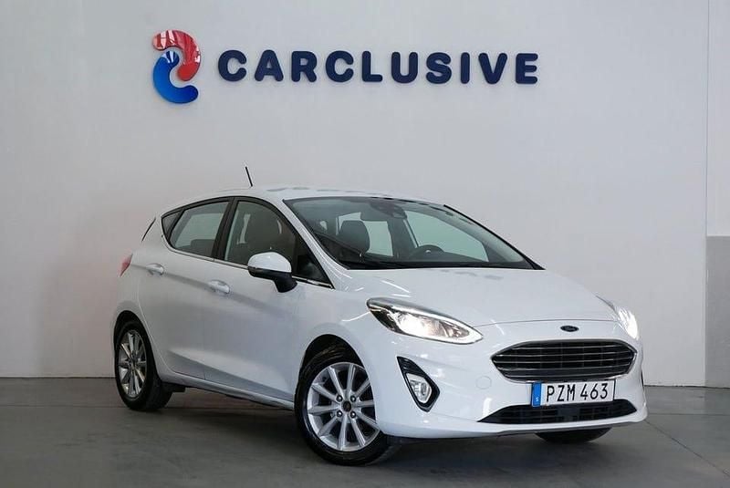 Vit Begagnad 2018 Ford Fiesta Titanium Halvkombi | 109 900 kr (Marknadspris) - Bild 1/4