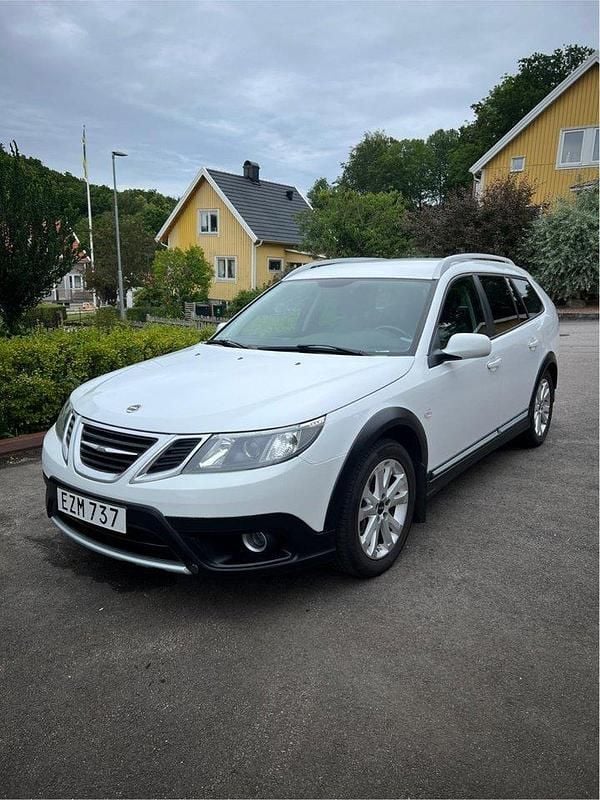 Vit Begagnad 2010 Saab 9-3X Kombi | 95 000 kr (Lite dyr) - Bild 1/4
