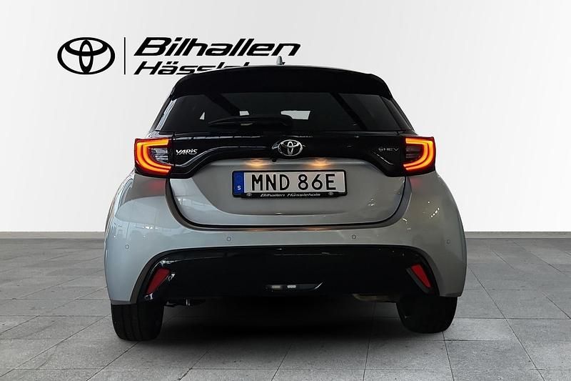 Begagnad Toyota Yaris Hybrid Style 132 HK (97 kW) 2024 Silver Halvkombi