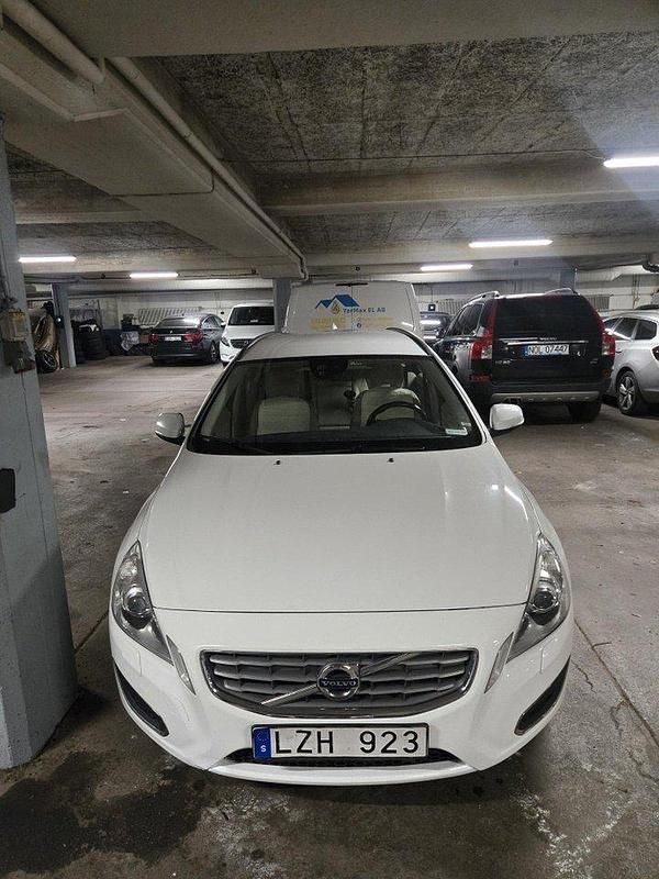 Vit Begagnad 2012 Volvo V60 Momentum Kombi | 70 000 kr (Bra pris) - Bild 1/4