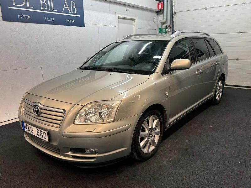 Begagnad Toyota Avensis 147 HK (108 kW) 2005 Grön Kombi