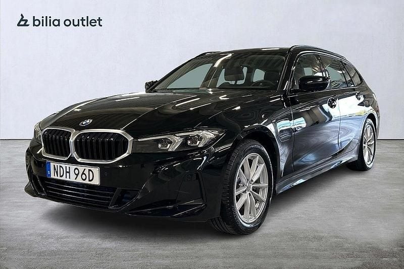 Svart Begagnad 2023 BMW 330e Kombi | 329 900 kr (Superpris) - Bild 1/3