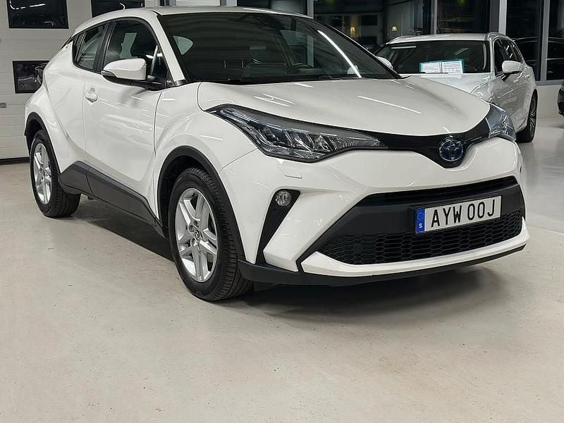 Vit Begagnad 2022 Toyota C-HR Active SUV | 289 900 kr - Bild 1/4