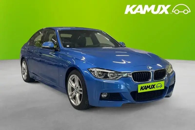 Blå Begagnad 2018 BMW 330e M Sport Sedan | 249 800 kr (Marknadspris) - Bild 1/4