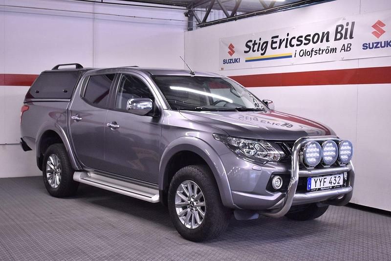 Grå Begagnad 2018 Mitsubishi L200 Pickup | 256 500 kr (Marknadspris) - Bild 1/4